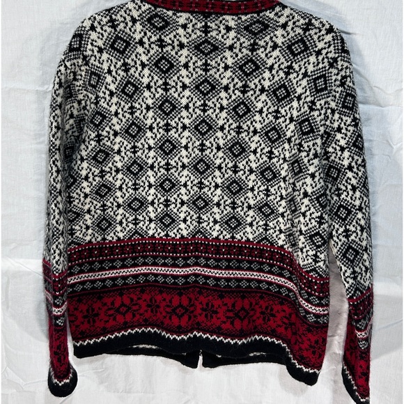 Cambridge Wool Sweater Christmas Fair Isle Red Black Silver Clasp Size Medium - Picture 11 of 12